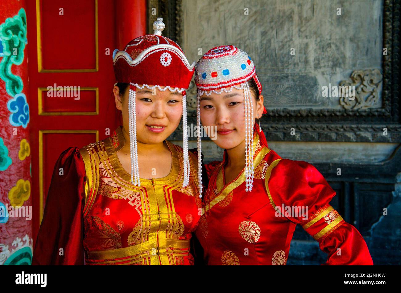 Mujeres mongólicas con ropa tradicional, Museo del Templo Choijin Lama,  Ulaanbaatar, Mongolia. © Kraig Lieb Fotografía de stock - Alamy