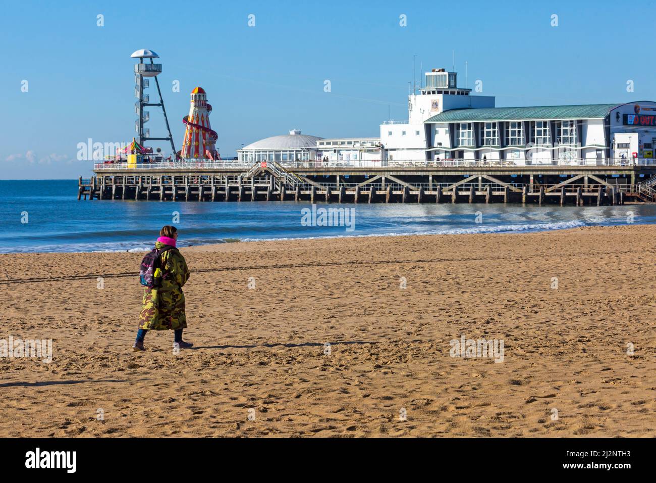 Bournemouth, Dorset Reino Unido. 3rd de abril de 2022. Clima en el Reino Unido: Soleado con cielos azules en la playa de Bournemouth después de un frío comienzo del día, mientras los visitantes se dirigen a la costa para disfrutar del sol. Crédito: Carolyn Jenkins/Alamy Live News Foto de stock