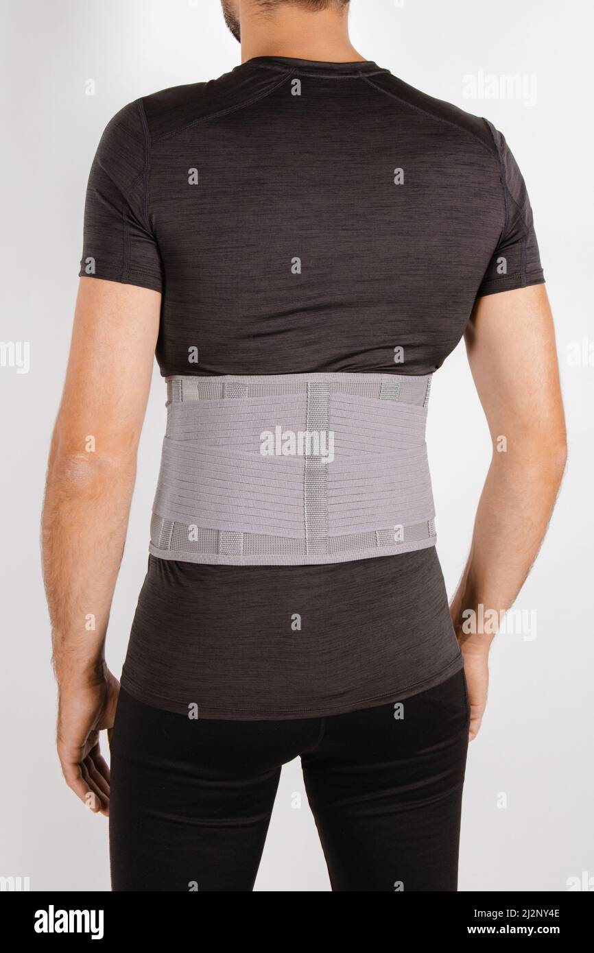 Trabajador Hombre de pie usando el cinturón de apoyo trasero cuerpo  proteger la postura Fotografía de stock - Alamy