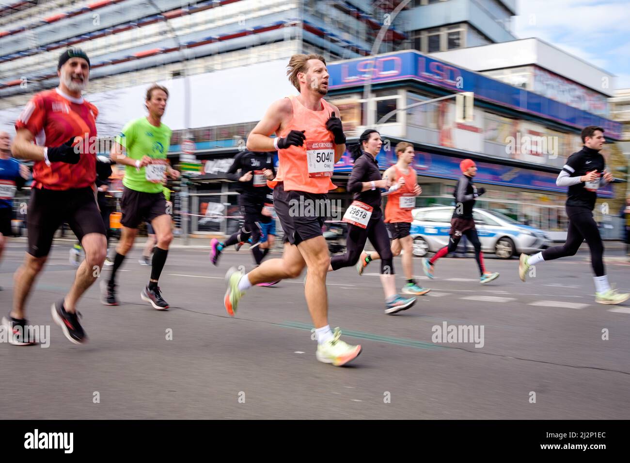 Alemania, Berlín, 03 de abril de 2022: Los participantes en la media maratón  de Berlín pueden verse corriendo.Más de 33.000 corredores de 121 naciones  se habían registrado para la competición de media