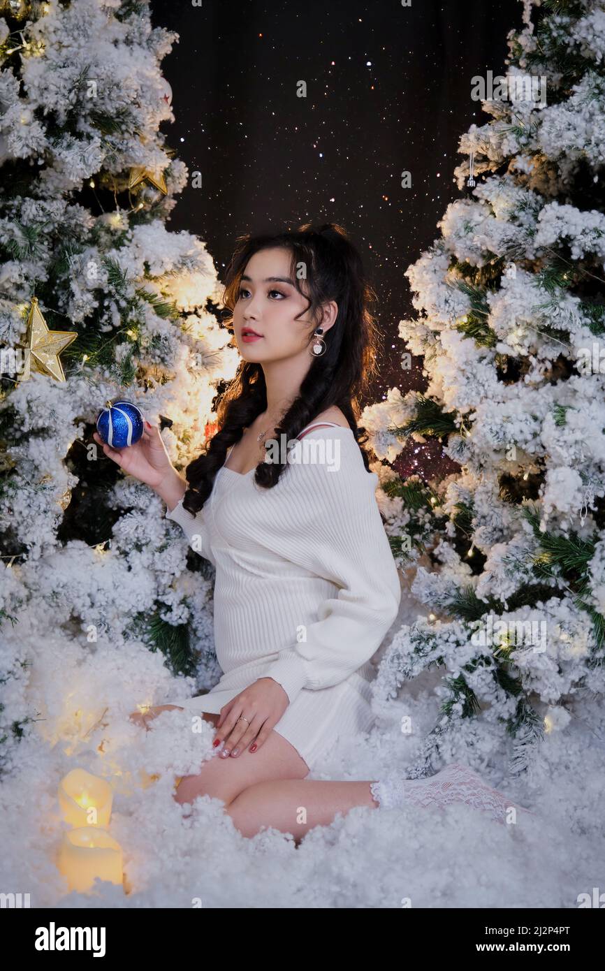 Chica en vestido corto fotografías e imágenes de alta resolución - Alamy Chica en vestido corto fotografías e imágenes de alta resolución - Alamy