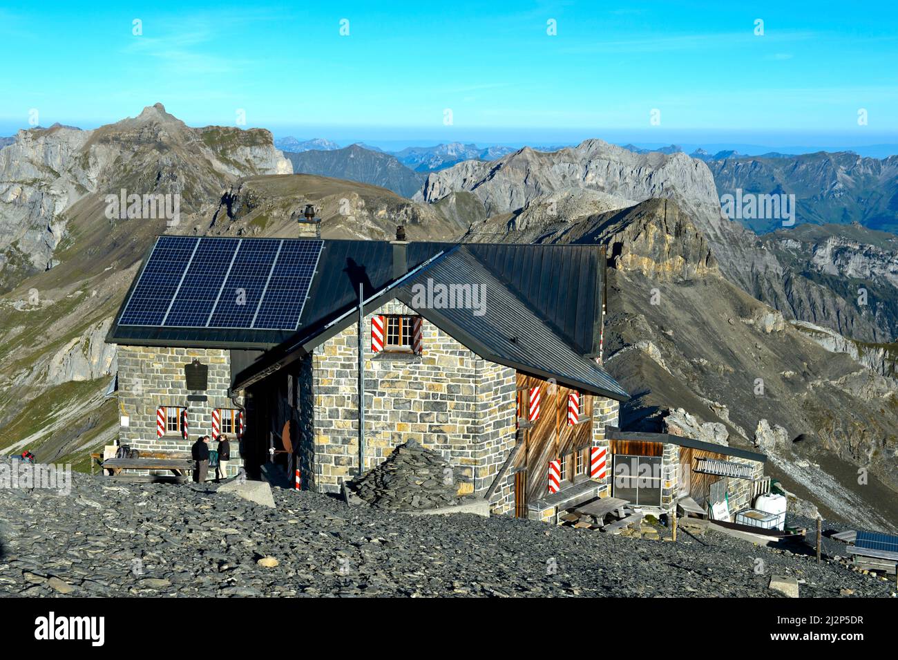 Refugio de montaña Blüemlisalphütte del Club Alpino Suizo, SAC, Alpes berneses, Kandersteg, Suiza Foto de stock