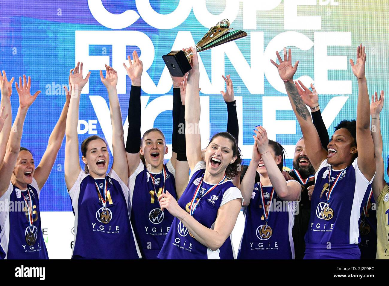 París, Francia. 02nd de Abr de 2022. El equipo de Volero Le Cannet celebra la victoria, Eva Yaneva con el trofeo durante la Copa Francesa de Mujeres, el partido de Voleibol Final entre Volero Le Cannet y RC Cannes el 2 de abril de 2022 en Salle Pierre Charpy en París, Francia. Crédito: Victor Joly/Alamy Live News Foto de stock