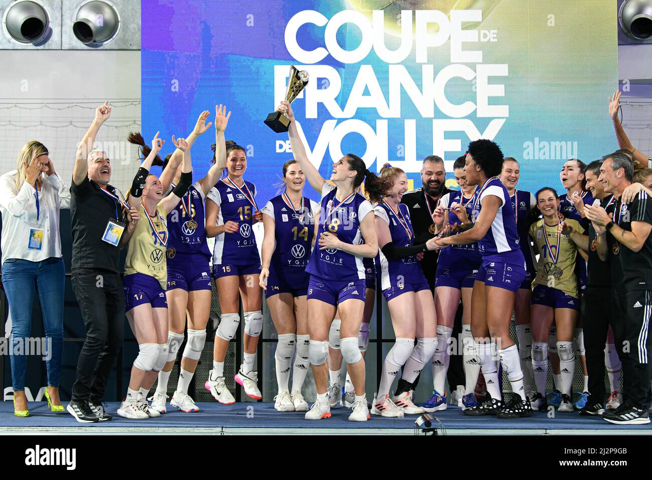 París, Francia. 02nd de Abr de 2022. El equipo de Volero Le Cannet celebra la victoria, Eva Yaneva con el trofeo durante la Copa Francesa de Mujeres, el partido de Voleibol Final entre Volero Le Cannet y RC Cannes el 2 de abril de 2022 en Salle Pierre Charpy en París, Francia. Crédito: Victor Joly/Alamy Live News Foto de stock