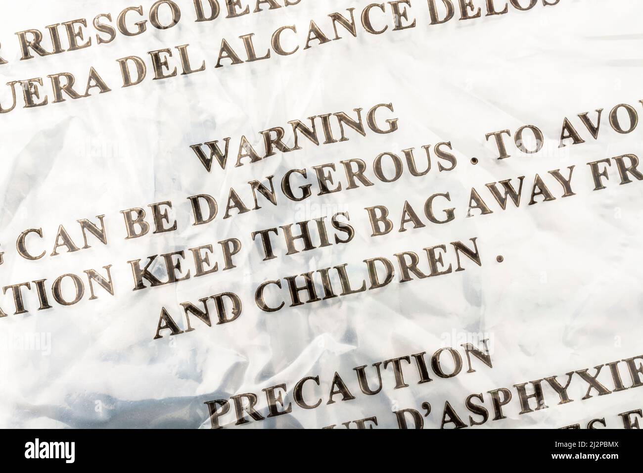 Peligro de aviso de asfixia (en inglés y multilangage) en la bolsa de plástico de baja densidad/LDPE de polietileno. Para la advertencia de seguridad de los niños, peligro. Foto de stock