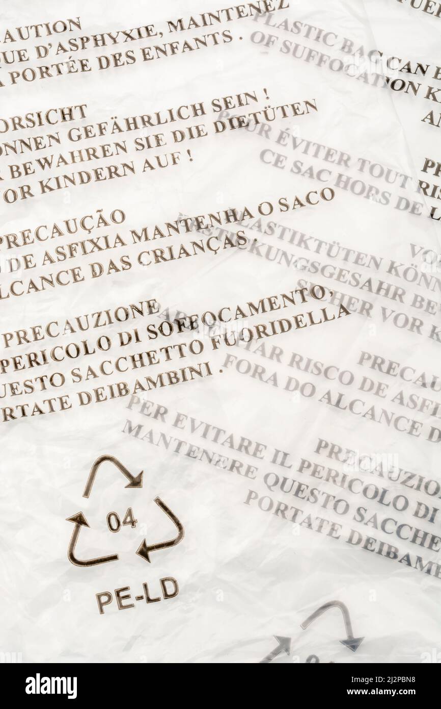 Peligro de asfixia (italiano) en la bolsa de plástico de baja densidad/LDPE de polietileno. Para advertencia de seguridad infantil, símbolo Mobius de reciclaje de plástico. Foto de stock