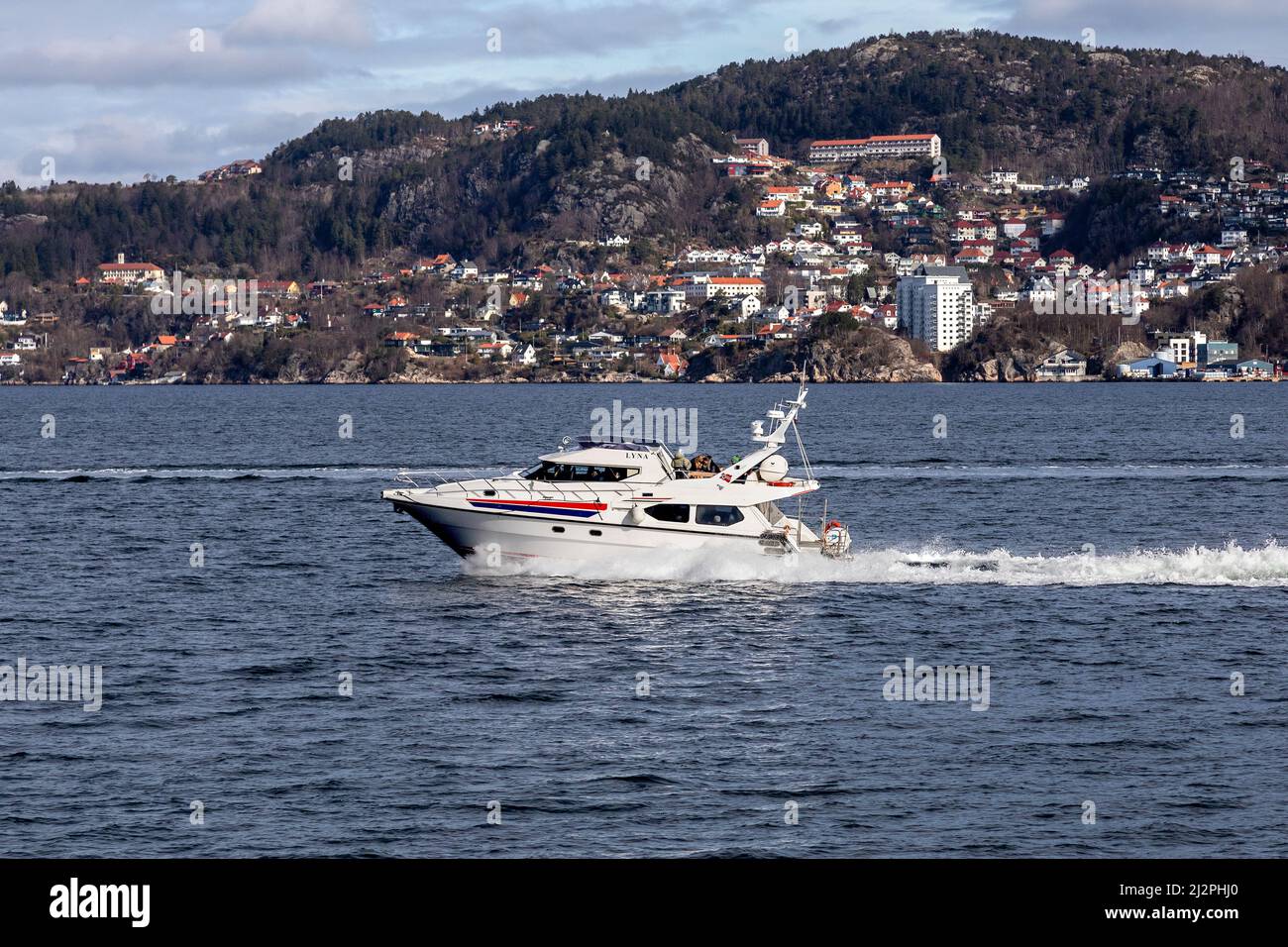 Pequeño buque de pasajeros Lyna en Byfjorden, fuera del puerto de Bergen, Noruega Foto de stock