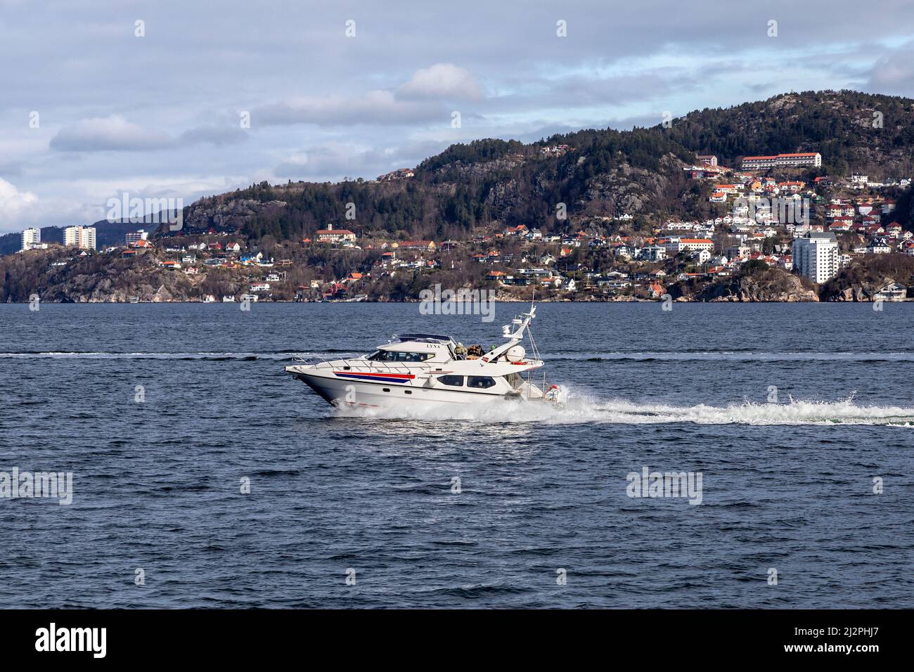 Pequeño buque de pasajeros Lyna en Byfjorden, fuera del puerto de Bergen, Noruega Foto de stock
