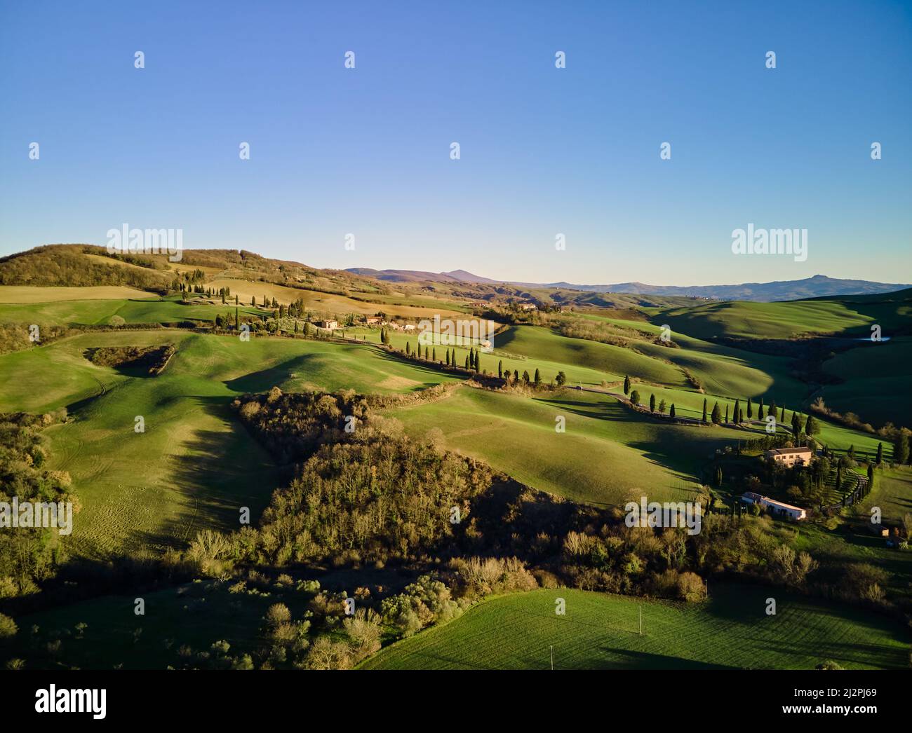 Drone tiro de paisaje en el valle de Orcia, Toscana, Italia Foto de stock
