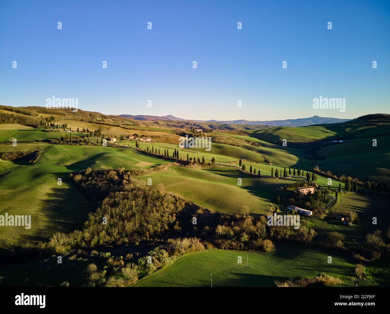 Drone tiro de paisaje en el valle de Orcia, Toscana, Italia Foto de stock