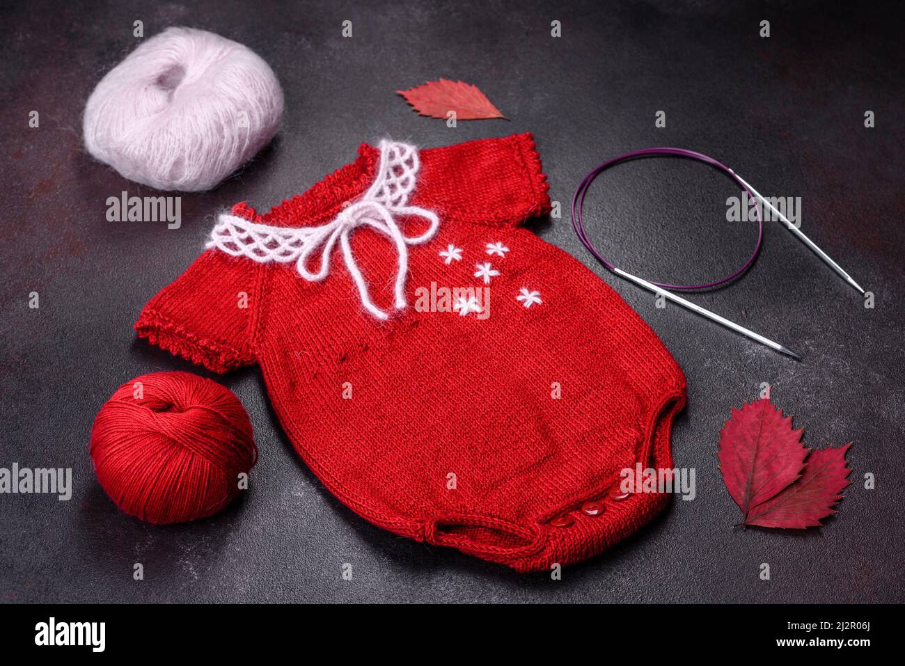 Ropa para un bebé recién nacido de hilos Hobby, ropa casera Fotografía de stock - Alamy