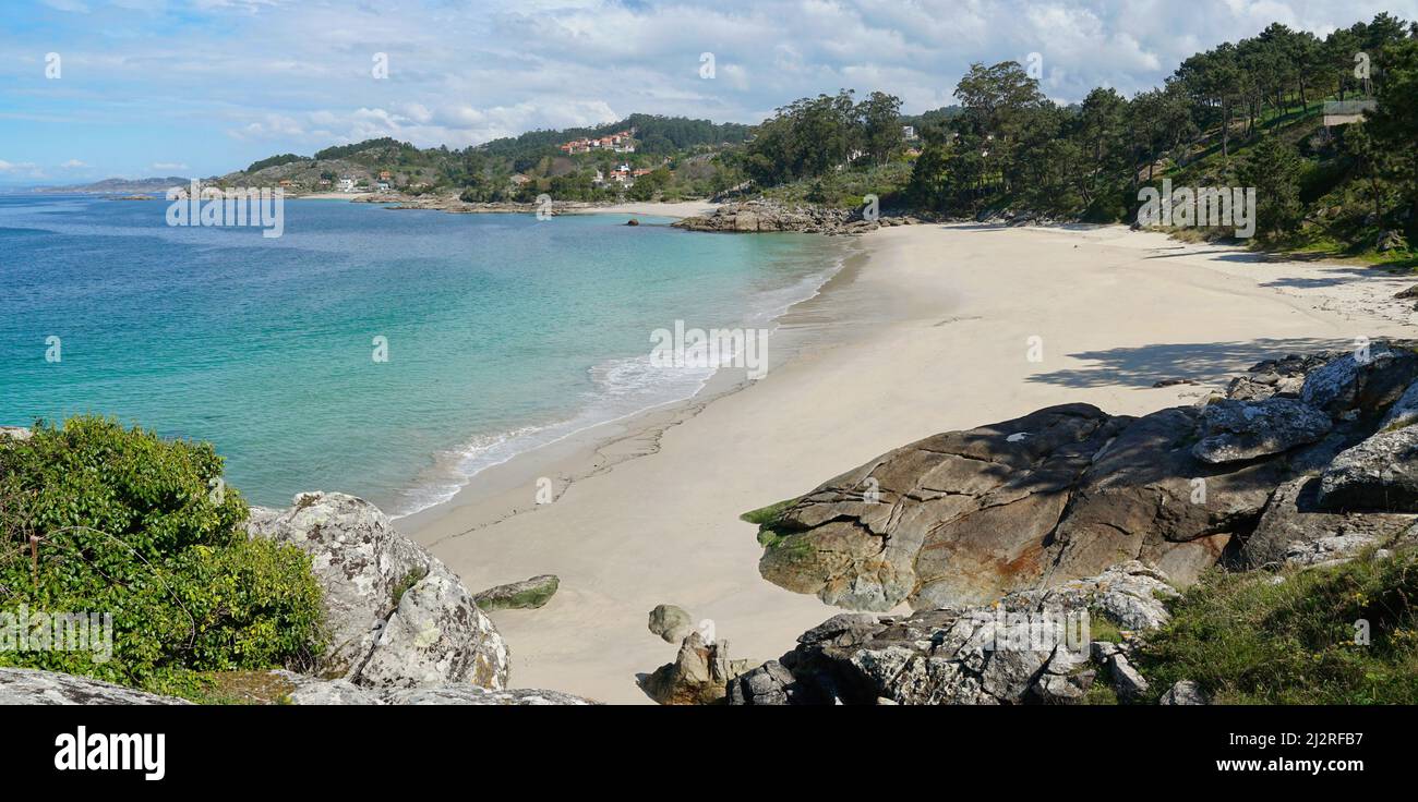 Costa con playa de arena y rocas cerca de Aldan en Galicia, España, Océano Atlántico, Pontevedra provincia, Rias Baixas, Playa de Areacova Foto de stock