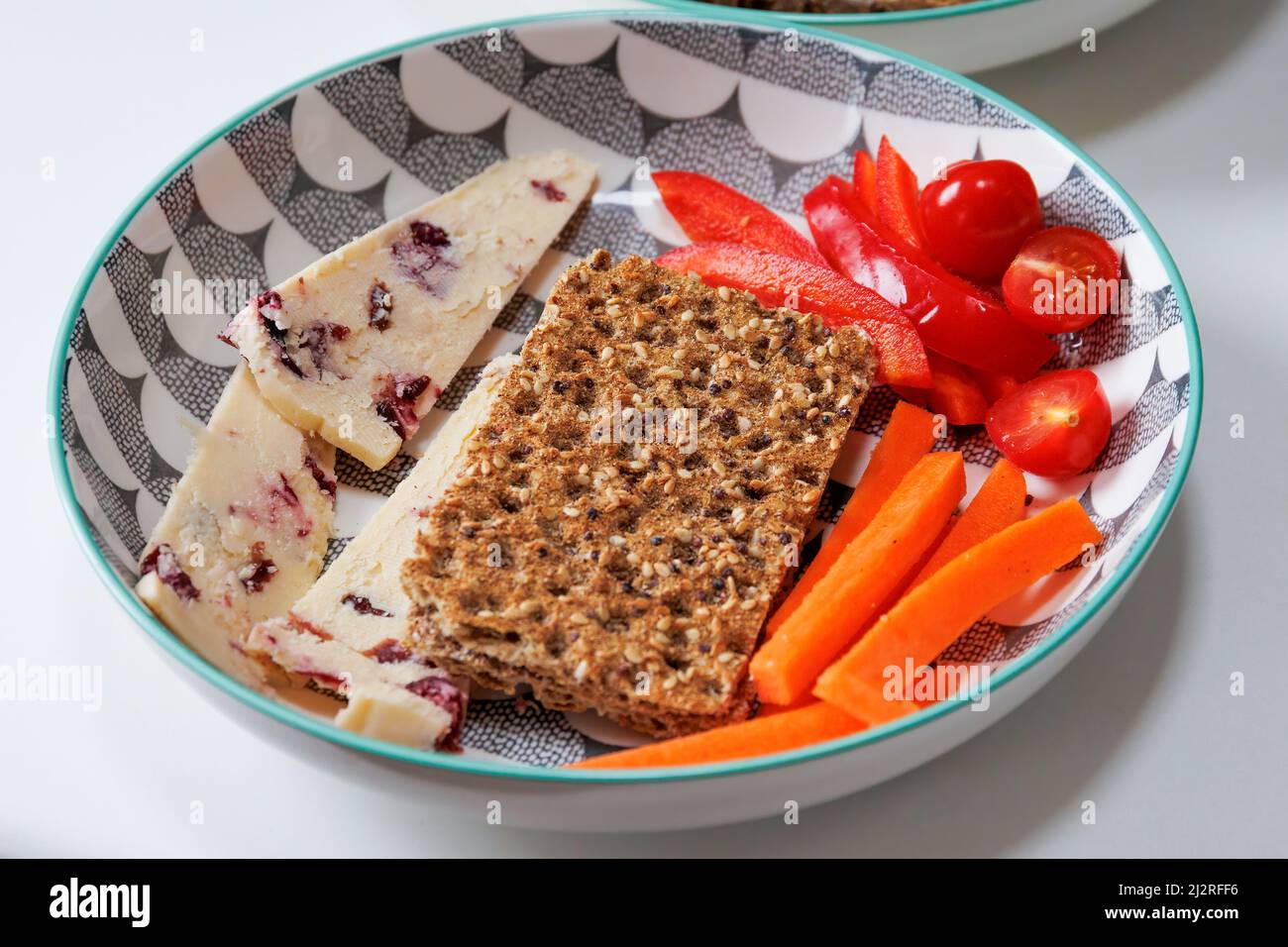 Pan crujiente sano de centeno, verduras y queso en un recipiente Foto de stock