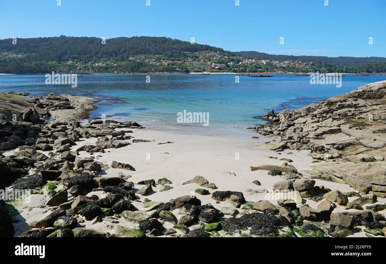 Pequeña playa con marea baja en la costa atlántica cerca de Aldan en Galicia, España, provincia de Pontevedra, Rias Baixas, Praia da Cova da Balea Foto de stock
