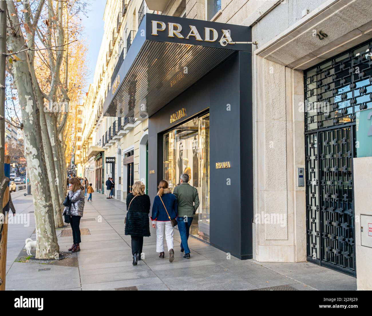 Frente a la tienda Prada, Calle de Serrano, Madrid, España Fotografía de  stock - Alamy