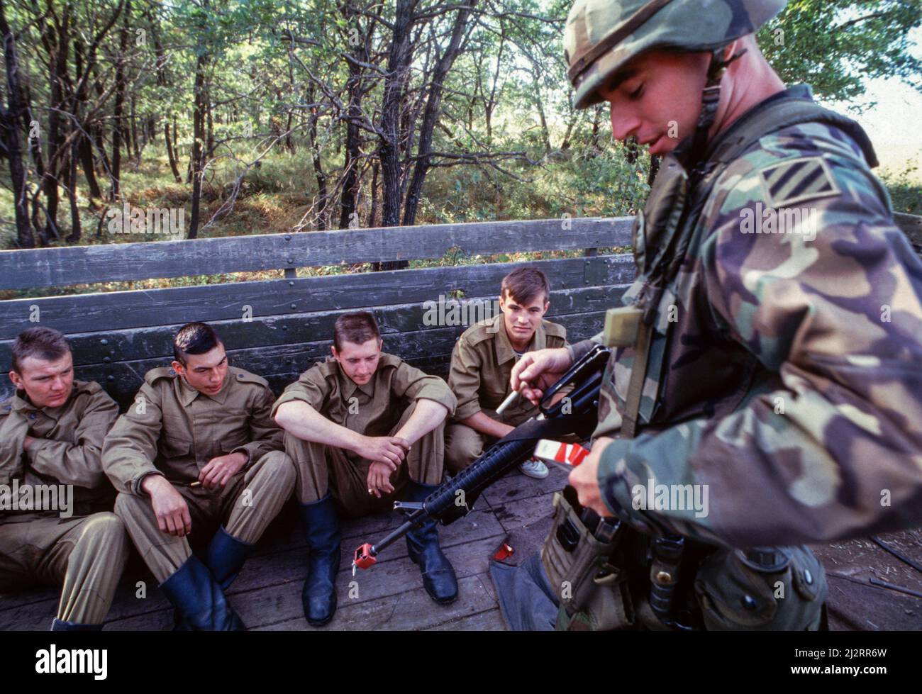 Foto del archivo: Peacekeeper 94, Totskoye, Rusia. Rusia y soldados estadounidenses participaron en los primeros ejercicios militares conjuntos EE.UU.-Rusia en suelo ruso durante el “Peacekeeper 94” en la base militar rusa en Totskoye, 800 millas (1.280km) al sureste de Moscú. Septiembre 1994. Foto de stock