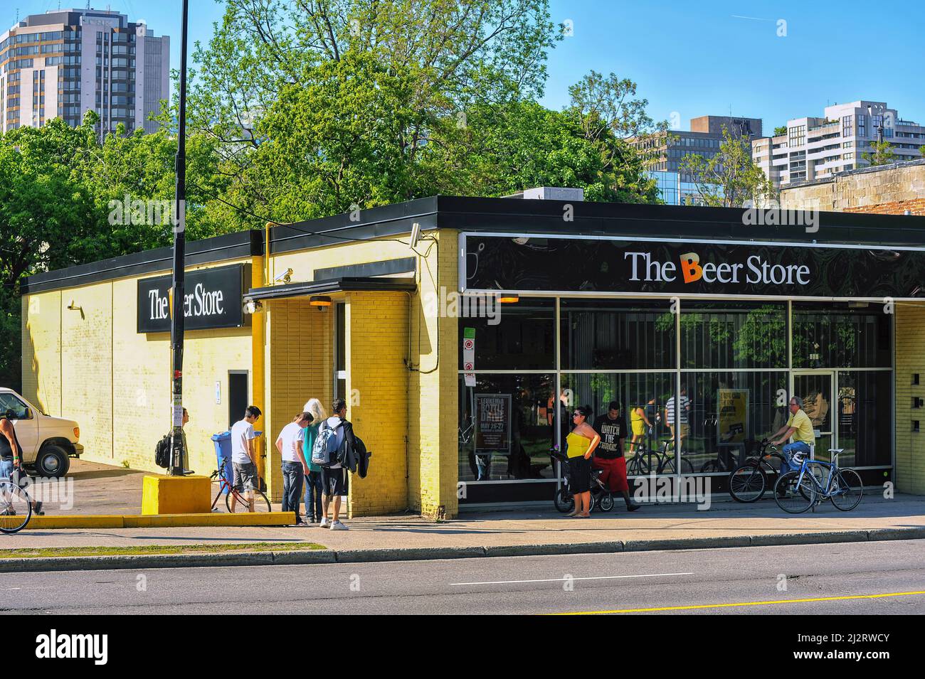 Ottawa, Canadá - 20 de mayo de 2012: La gente espera en cola para entrar en la tienda de cerveza en Somerset Street. También conocido como Brewers Retail, una propiedad privada, conjunta- Foto de stock