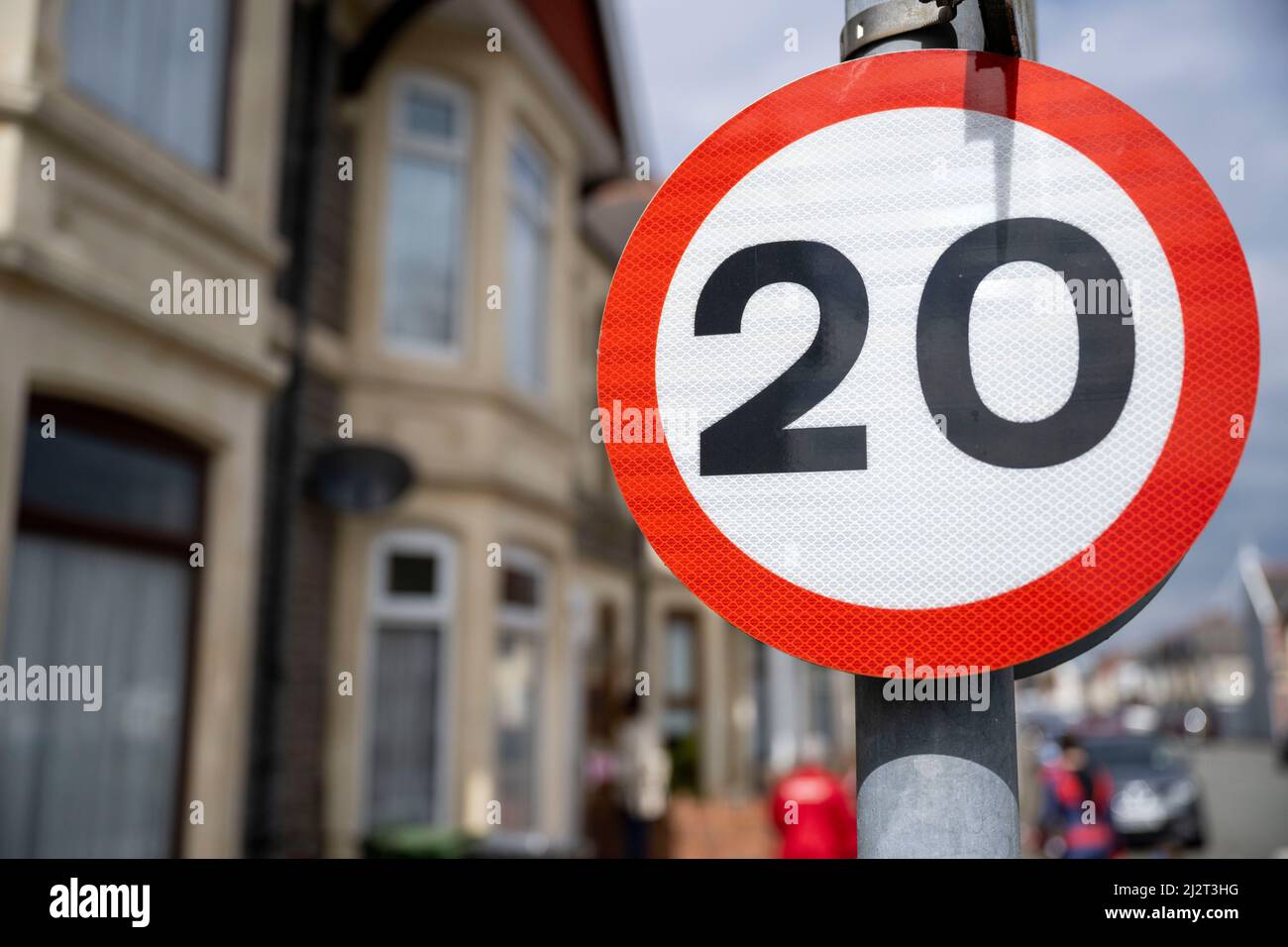 Señal de velocidad 20mph en una zona residencial de Cardiff, Gales, Reino Unido. Foto de stock