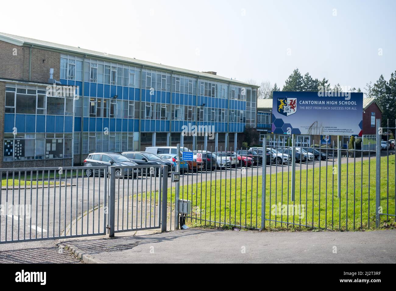 Una vista exterior de Cantonian High School en Cardiff, Gales, Reino Unido. Foto de stock