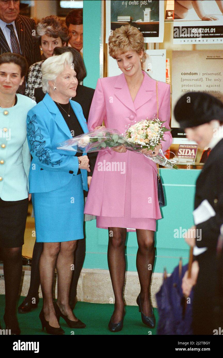 HRH Princesa de Gales, Princesa Diana, en París, Francia. En este día en París visitó el Emporium de la Escuela Contemporánea de Música y Terence Conran a la izquierda Foto tomada el 14th de noviembre de 1992 Foto de stock