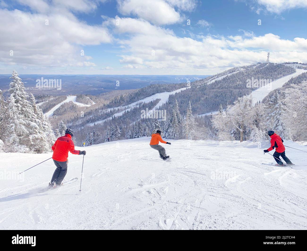 Mont Tremblant en invierno con esquiadores en primer plano, Quebec, Canadá Foto de stock