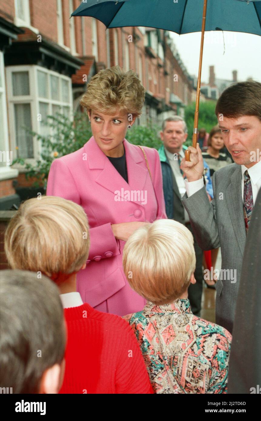 HRH La Princesa de Gales en el Edward's Trust en Edgbaston. Edward's Trust apoya a niños y familias que están enfrentando pérdida y sobreviviendo el duelo. 12th de octubre de 1993. Foto de stock