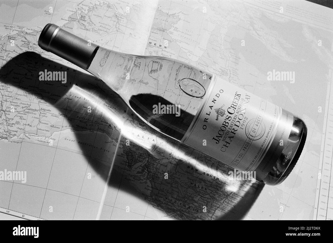 Botella de vino blanco, Orlando, Jacobs Creek, South Eastern Australia Chardonnay 1992. Foto de stock