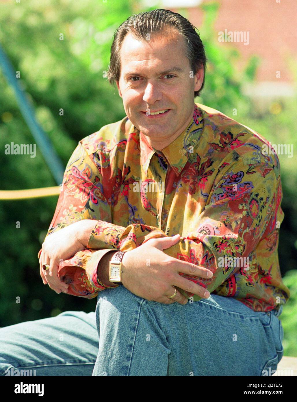 El comediante Denny Hodge, que espera su rutina en los 'The Comedians' de Granda TV, llevará a su gran descanso el 27th de mayo de 1992 Foto de stock