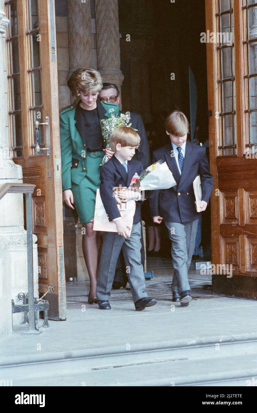 HRH La Princesa de Gales, la Princesa Diana, lleva a sus hijos el Príncipe Guillermo y el Príncipe Harry al Museo Nacional de Historia de Londres para ver la Exposición de Dinosaurios. Foto tomada el 13th de abril de 1992 Foto de stock
