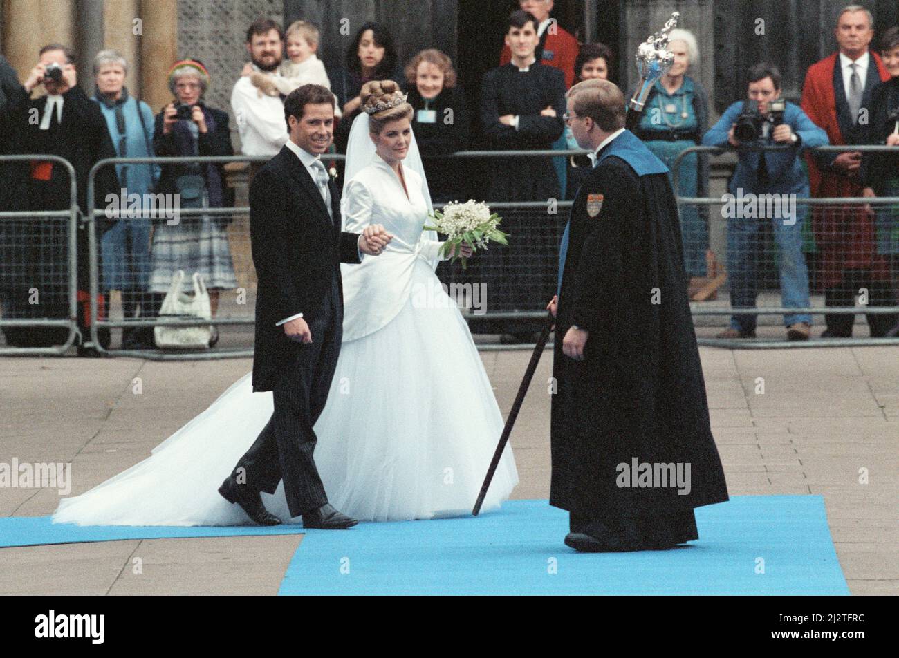 La boda de David Armstrong-Jones, Viscount Linley, a Serena Stanhope, en la Iglesia de St Margaret, Westminster. 8th de octubre de 1993. Foto de stock