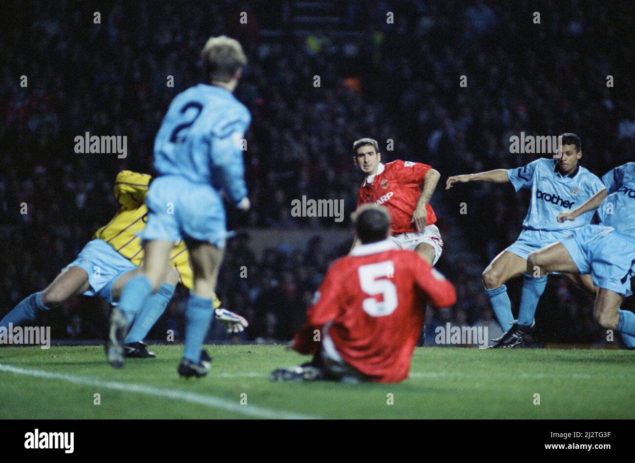 Partido de la Premier League inglesa en Old Trafford. Manchester United 2 contra Manchester City 1. Eric Cantona, del Manchester United, en acción durante su debut competitivo en el club. 6th de diciembre de 1992. Foto de stock