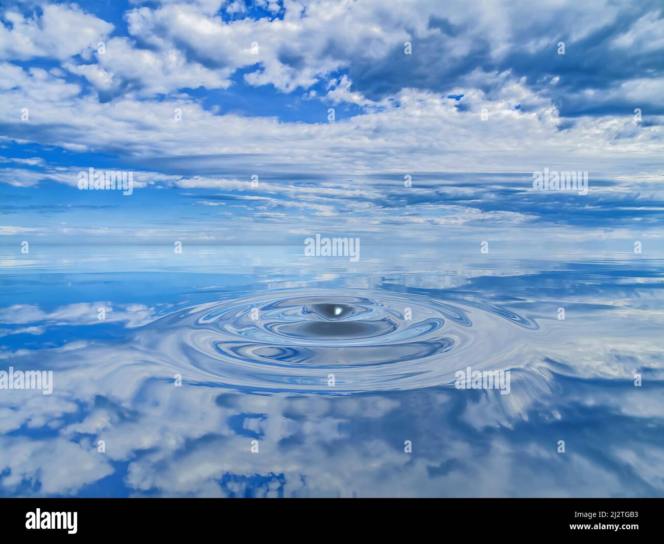 El cielo nublado se reflejó en ondulaciones en agua azul fría Foto de stock