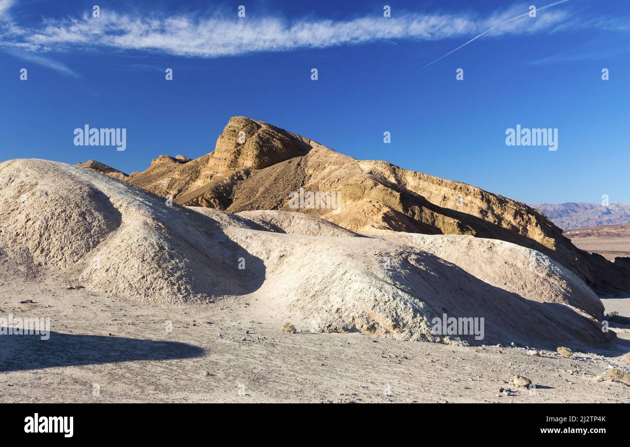 Vista panorámica de las formaciones rocosas erosionadas multicolor y el horizonte azul en el famoso Zabriskie Point, Parque Nacional del Valle de la Muerte, California, Estados Unidos Foto de stock