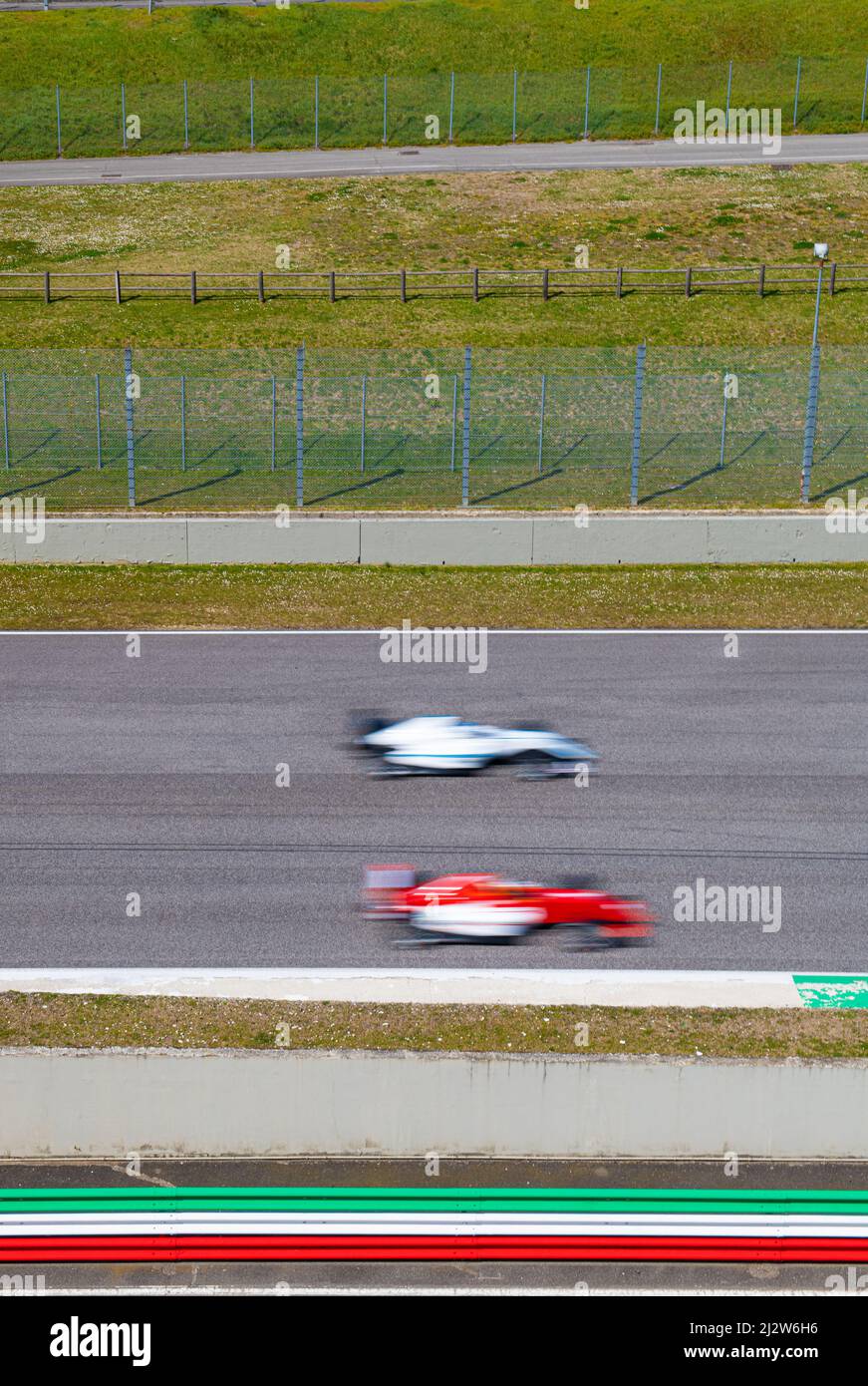 Concepto de competición de fondo, coches de carreras borrosas velocidad en asfalto circuito pista Foto de stock