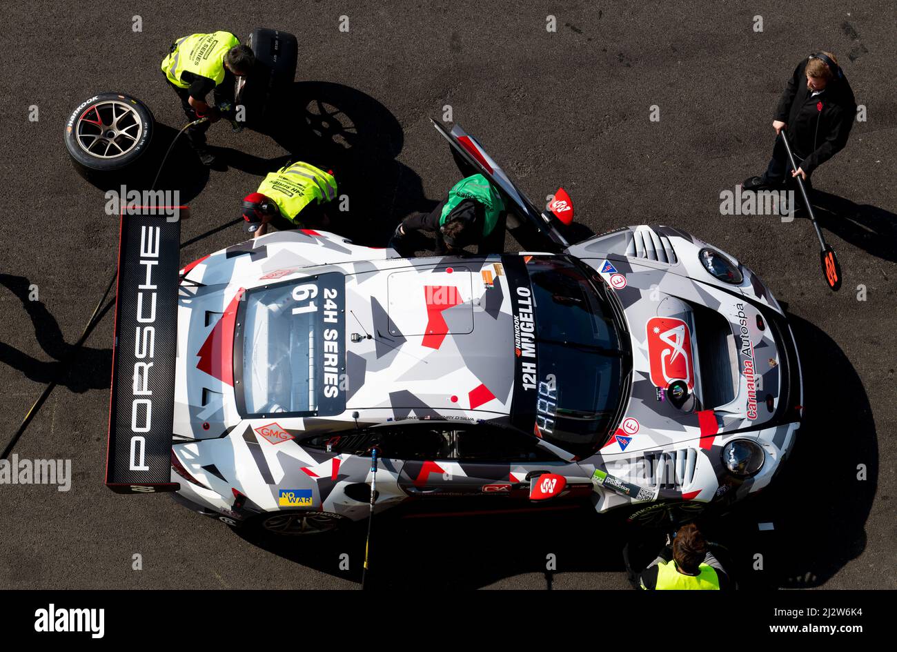 Porsche gt coche de carreras en la parada de boxes vista de alto ángulo. Mugello, Italia, marzo de 27 2022. Serie de 24 horas Foto de stock