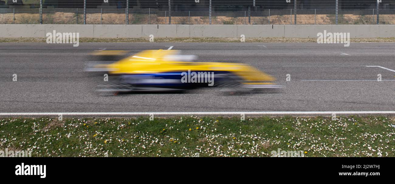 Velocidad del coche de carrera Movimiento borroso en el concepto de competición de carreras de asfalto Foto de stock