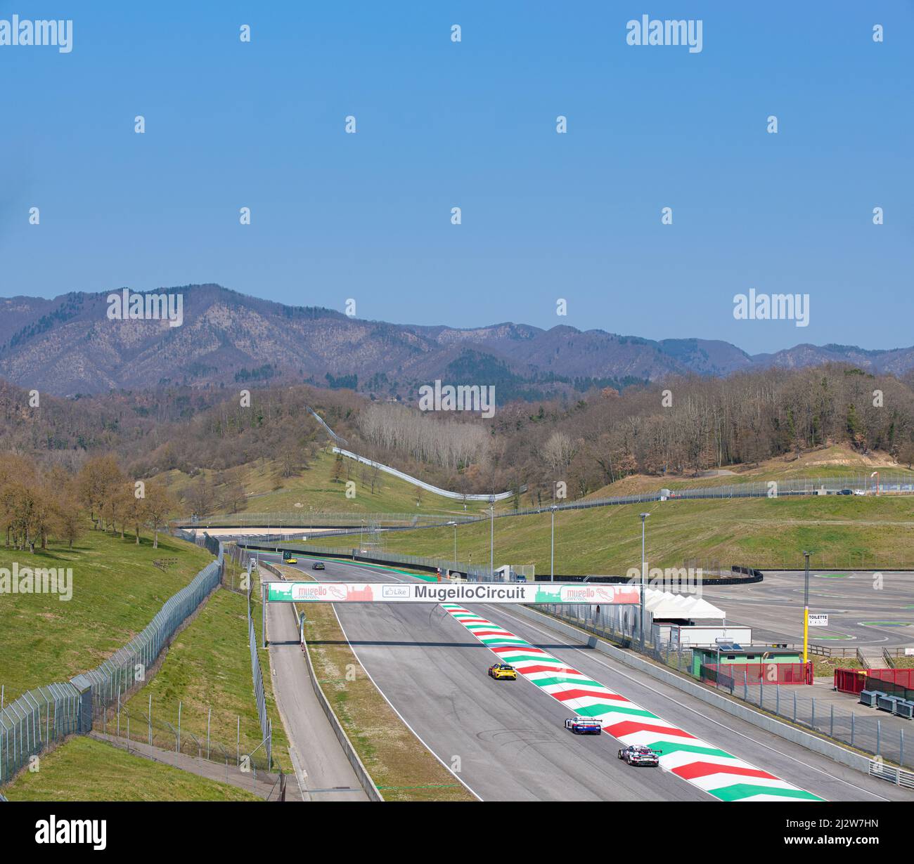 Circuito de circuito de Mugello Gran vista del paisaje con coches en asfalto pista copiar espacio en el cielo. Mugello, Italia, 26 2022 de marzo, serie de 24 horas Foto de stock