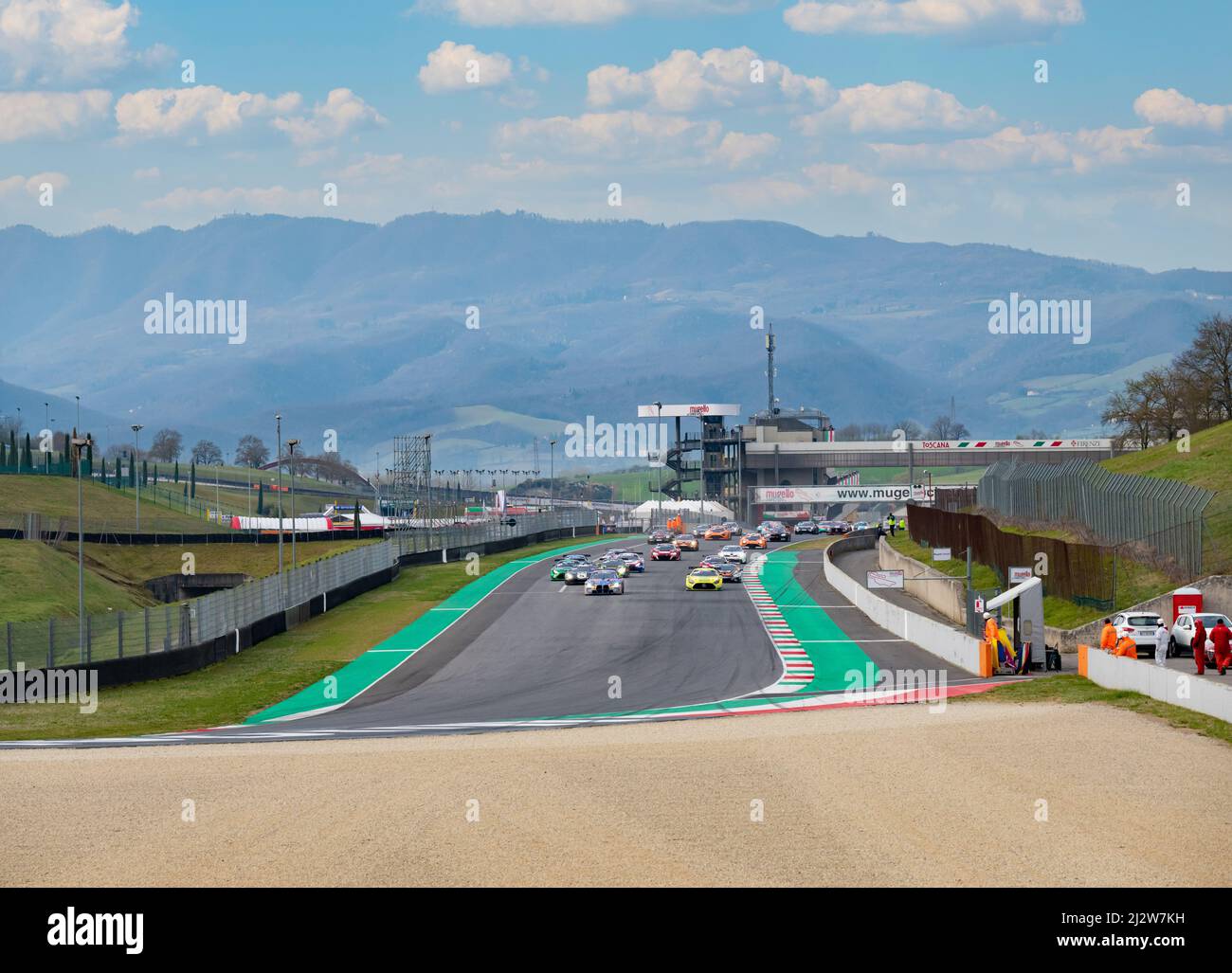 Inicio de carrera rodante gran grupo de coches de carreras en el paisaje de la pista de carreras. Mugello, Italia, marzo de 27 2022. Serie de 24 horas Foto de stock