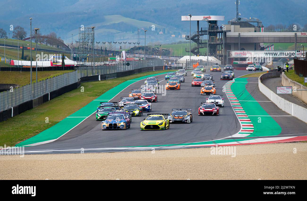 Inicio de carrera rodante gran grupo de coches de carreras en el paisaje de la pista de carreras. Mugello, Italia, marzo de 27 2022. Serie de 24 horas Foto de stock