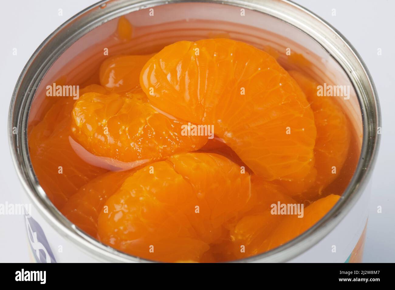 10077015 Los segmentos de mandarina enlatados se pelan para quitar la cáscara blanca antes de enlatar; de lo contrario, se vuelven amargos. Los segmentos se pelan utilizando una quimi Foto de stock