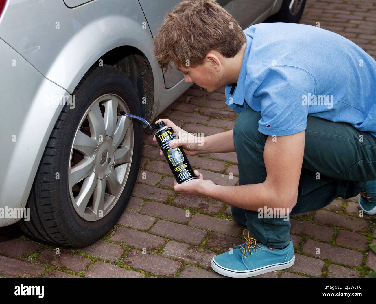 Un con fugas lleno de espuma. La espuma los neumáticos es una solución a los pinchazos de los neumáticos. Funciona como inflado y sellador Fotografía de stock Alamy
