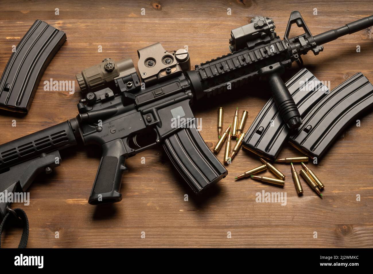 rifle m4 con vista óptica, municiones y cartuchos sobre mesa de madera  Fotografía de stock - Alamy