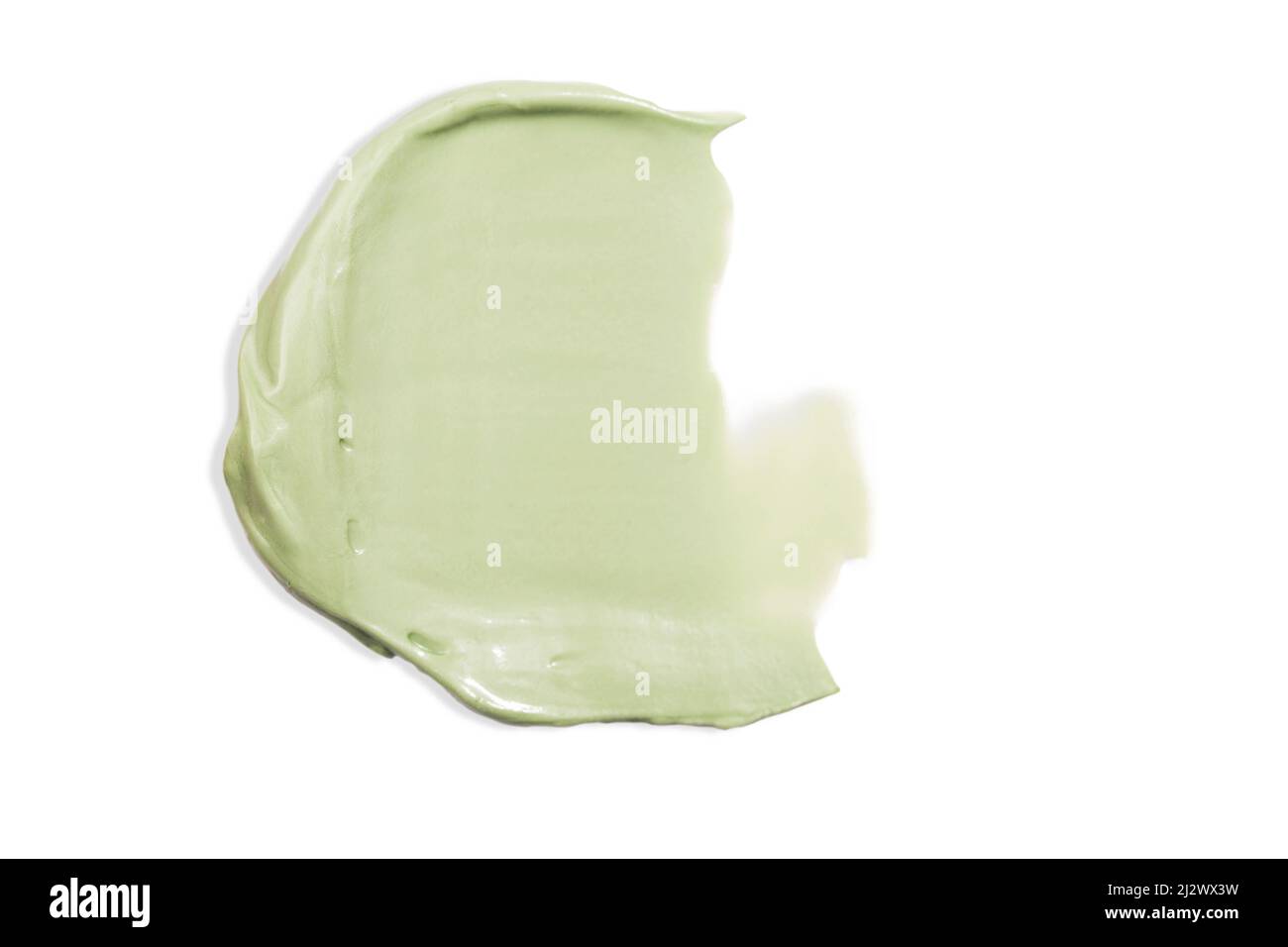 Muestra de máscara de barro verde. Primer plano del producto cosmético, el encubrador, la crema para el cuidado facial. Textura gruesa aislada sobre blanco. Foto de stock