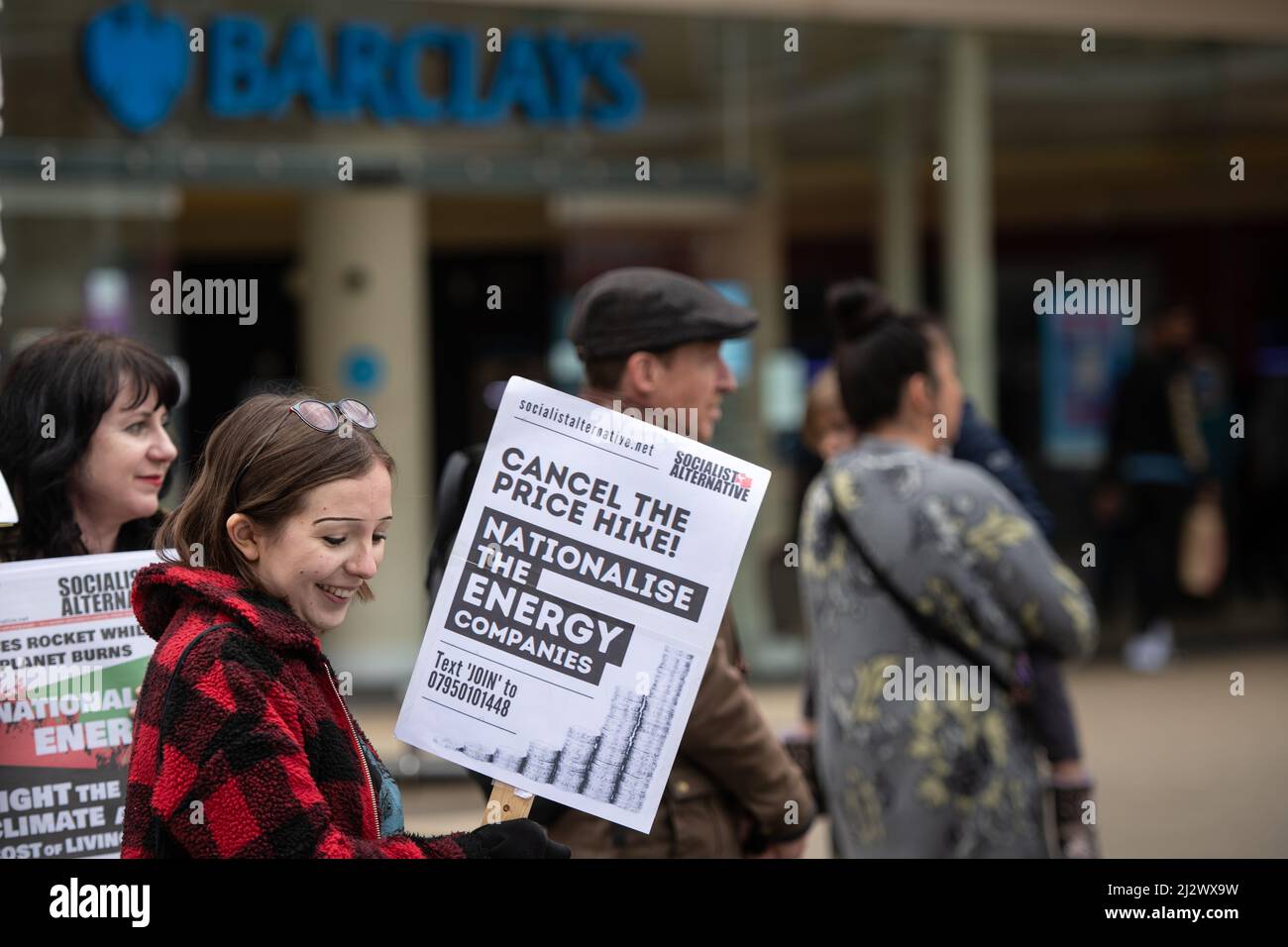 Bristol, Reino Unido. 2nd de abril de 2022. Los manifestantes toman las calles de Bristol para manifestarse como parte de una campaña nacional contra el costo de la vida en crisis Foto de stock