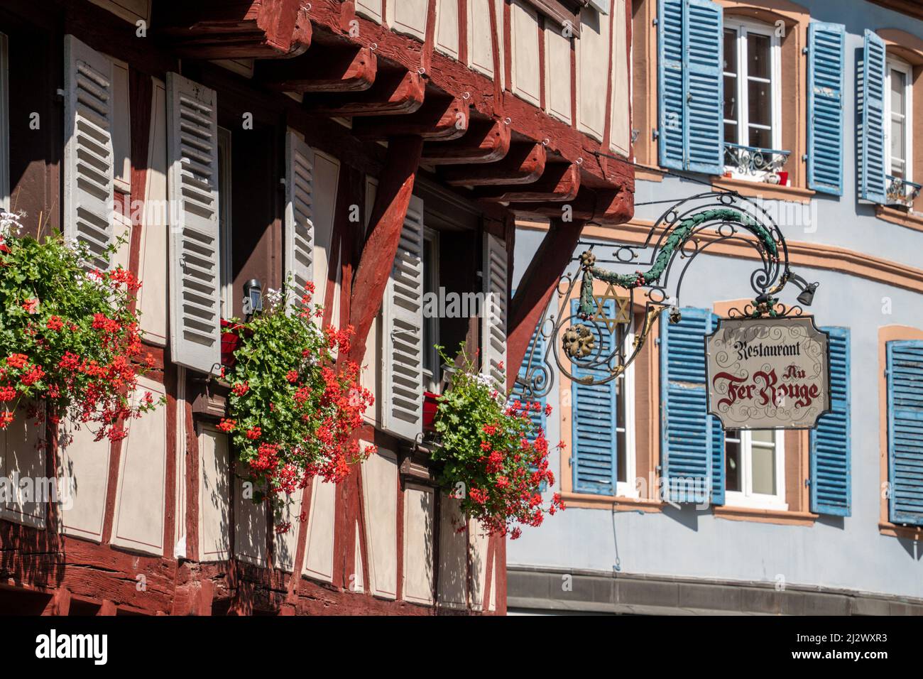 Casas de entramado de madera en la Pequeña Venecia, signo Restaurante Fer Rouge, Colmar, Alsacia, Francia, Europa Foto de stock