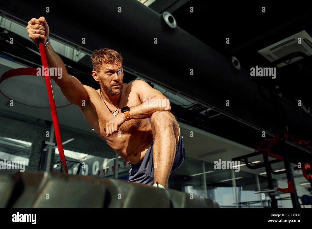 Hombres musculoso con martillo fotografías e imágenes de alta resolución -  Página 4 - Alamy