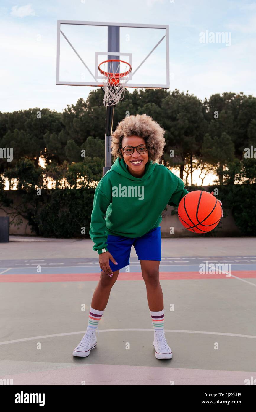 Pelota basquet fotografías e imágenes de alta resolución - Alamy
