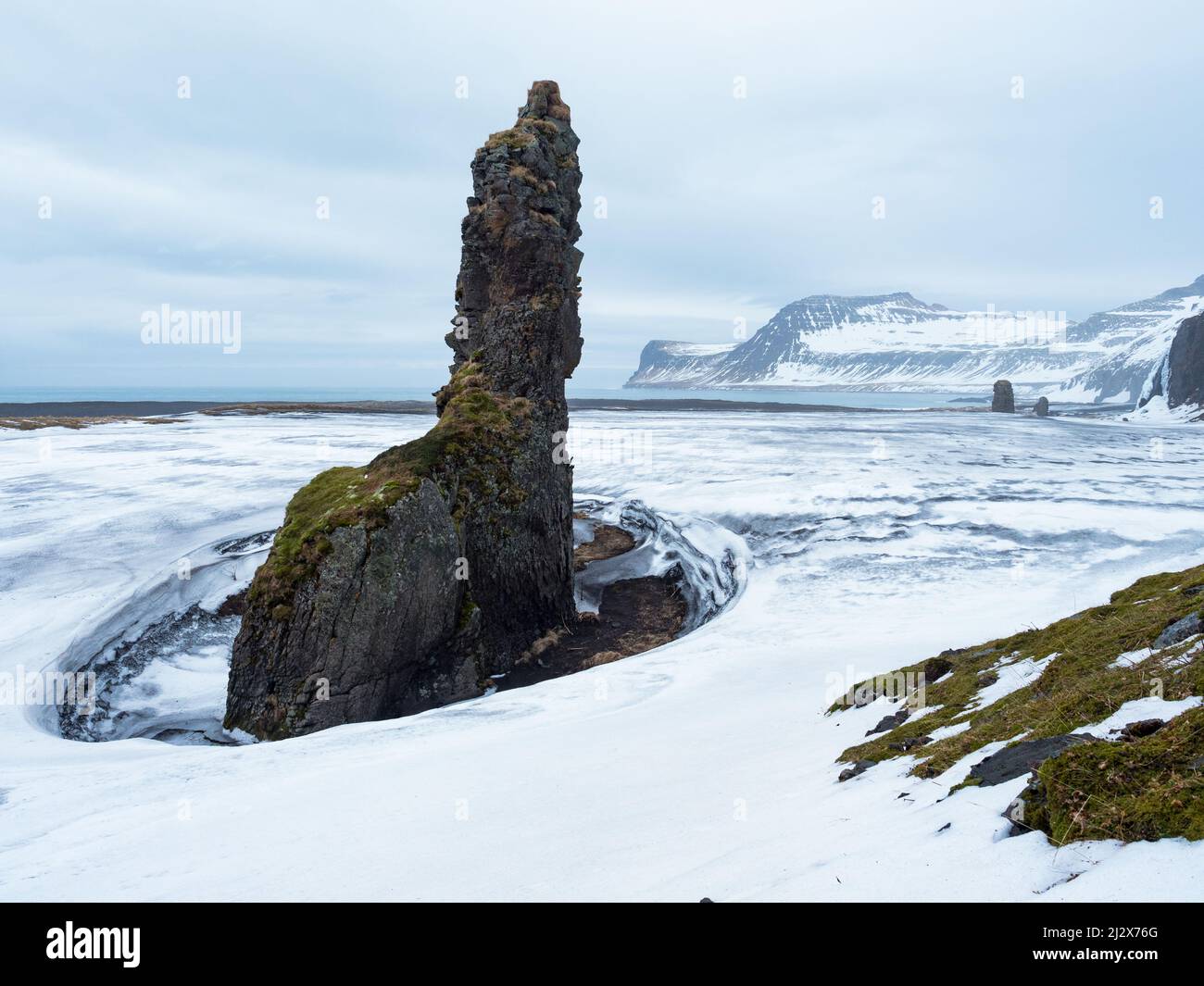 Aguja de roca en la bahía de Hornvik, reserva natural de Hornstrandir, Islandia, Europa Foto de stock