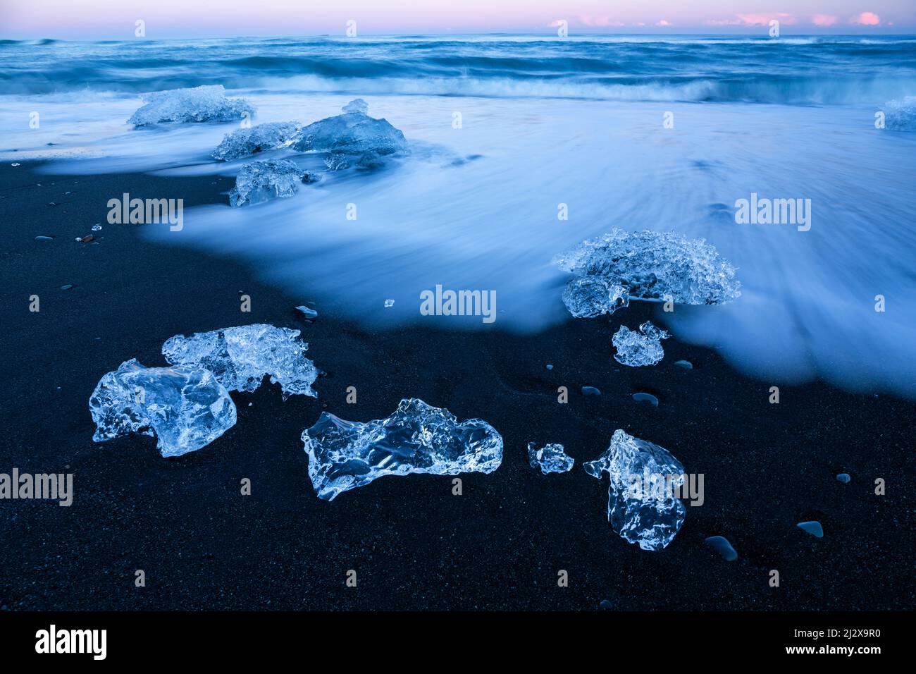 Trozos de hielo en la playa negra de Jokulsa, Sudausturland, Islandia, Europa Foto de stock