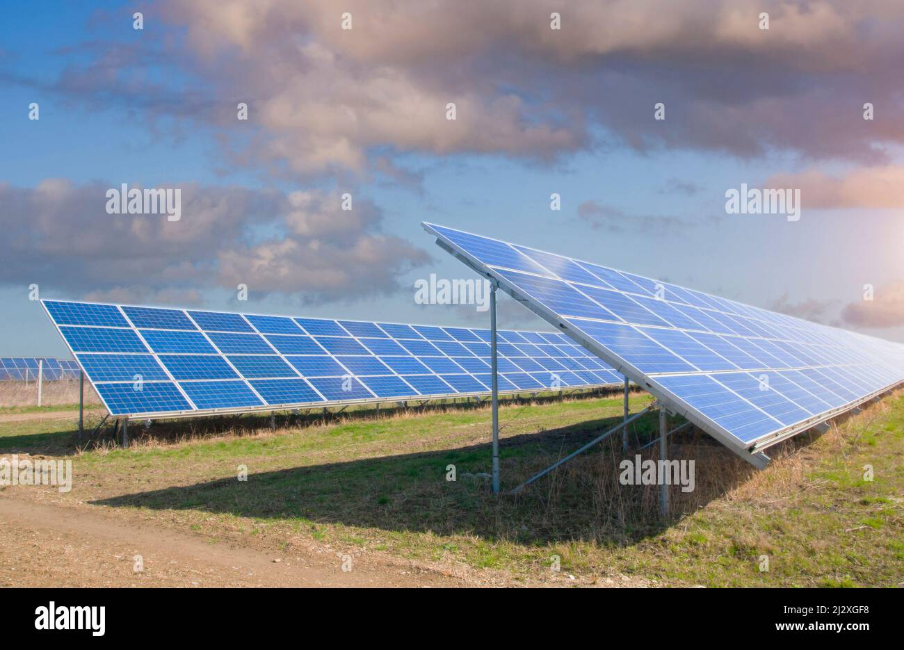 Rayos solares sobre una planta de energía fotovoltaica Foto de stock
